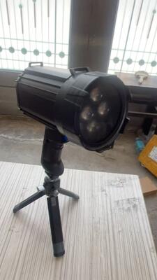 スタンド付きハンディ充電式LED-UVランプ