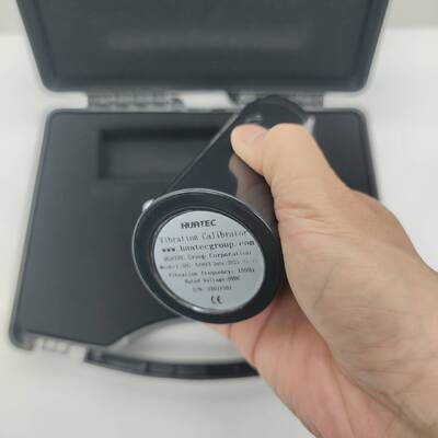 小型振動トランスデューサ校正用振動校正器